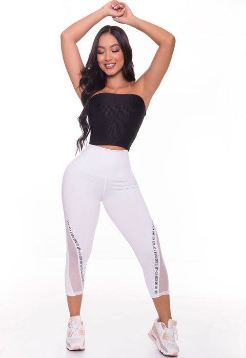 Leggings colombianos blancos de tiro alto tipo capri, mallas deportivas blancas con efecto levantacola y control abdominal marca Colombian Magic Fashion.